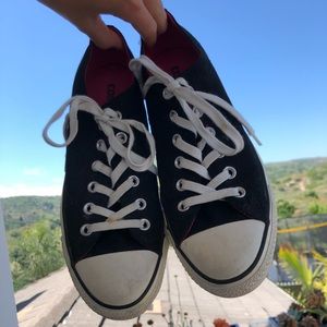 Navy blue low top converse💙